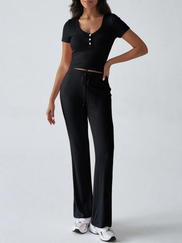 Model in pink ribbed two-piece lounge set with crop top and pants – Voguelle