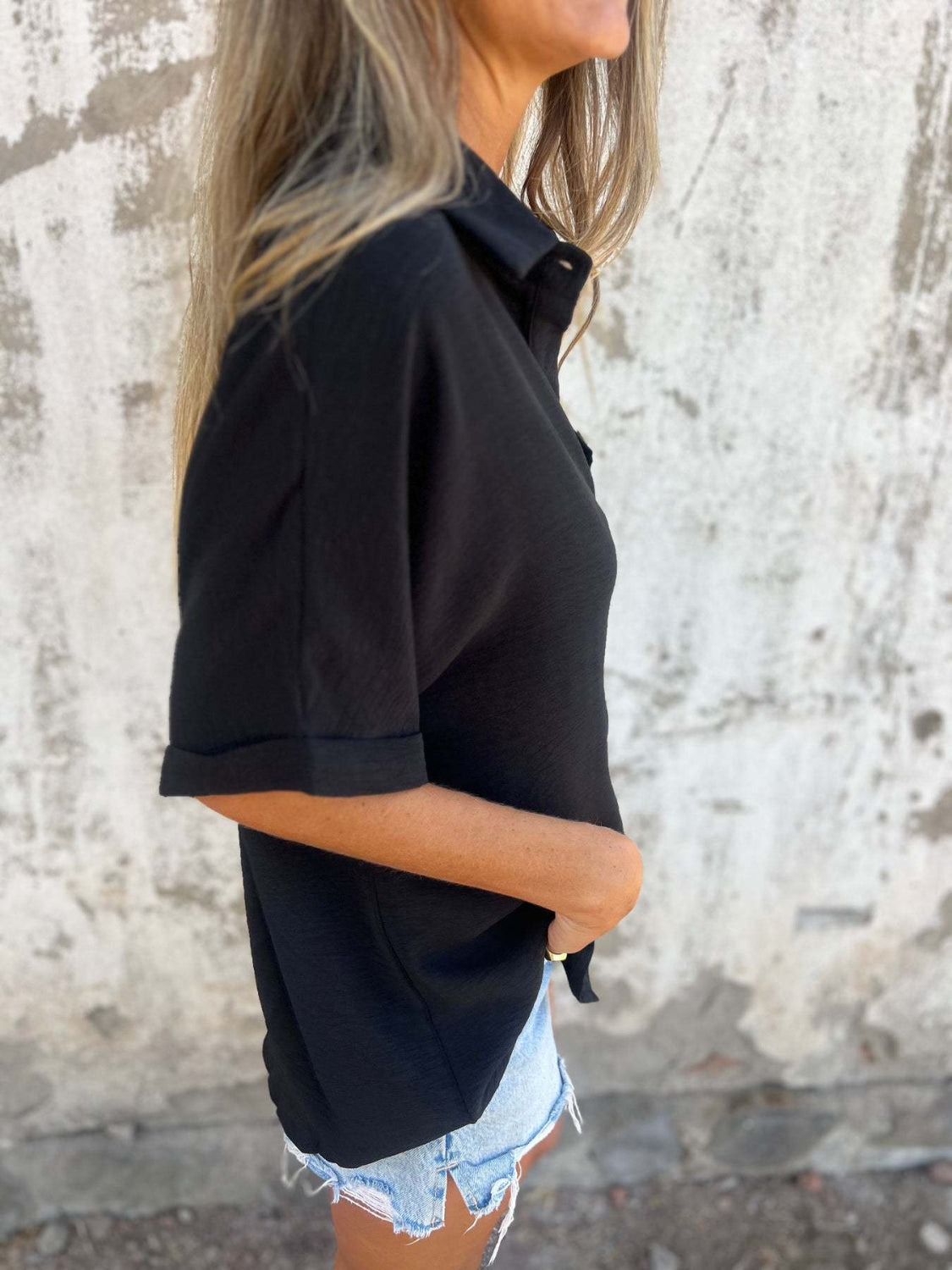 Model wearing black relaxed fit summer shirt – Voguelle