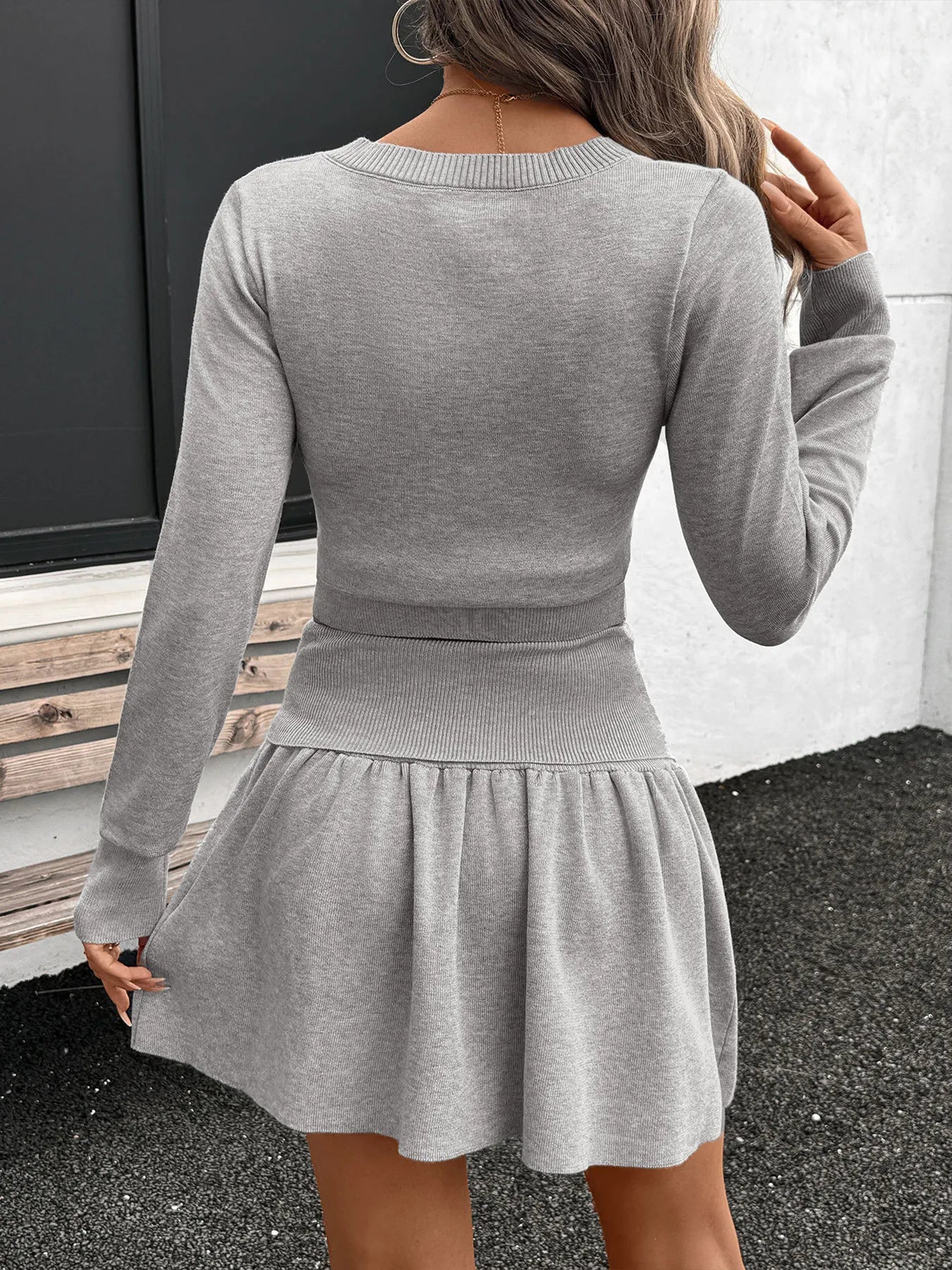 Side view grey ribbed long sleeve crop top and skirt outfit – Voguelle