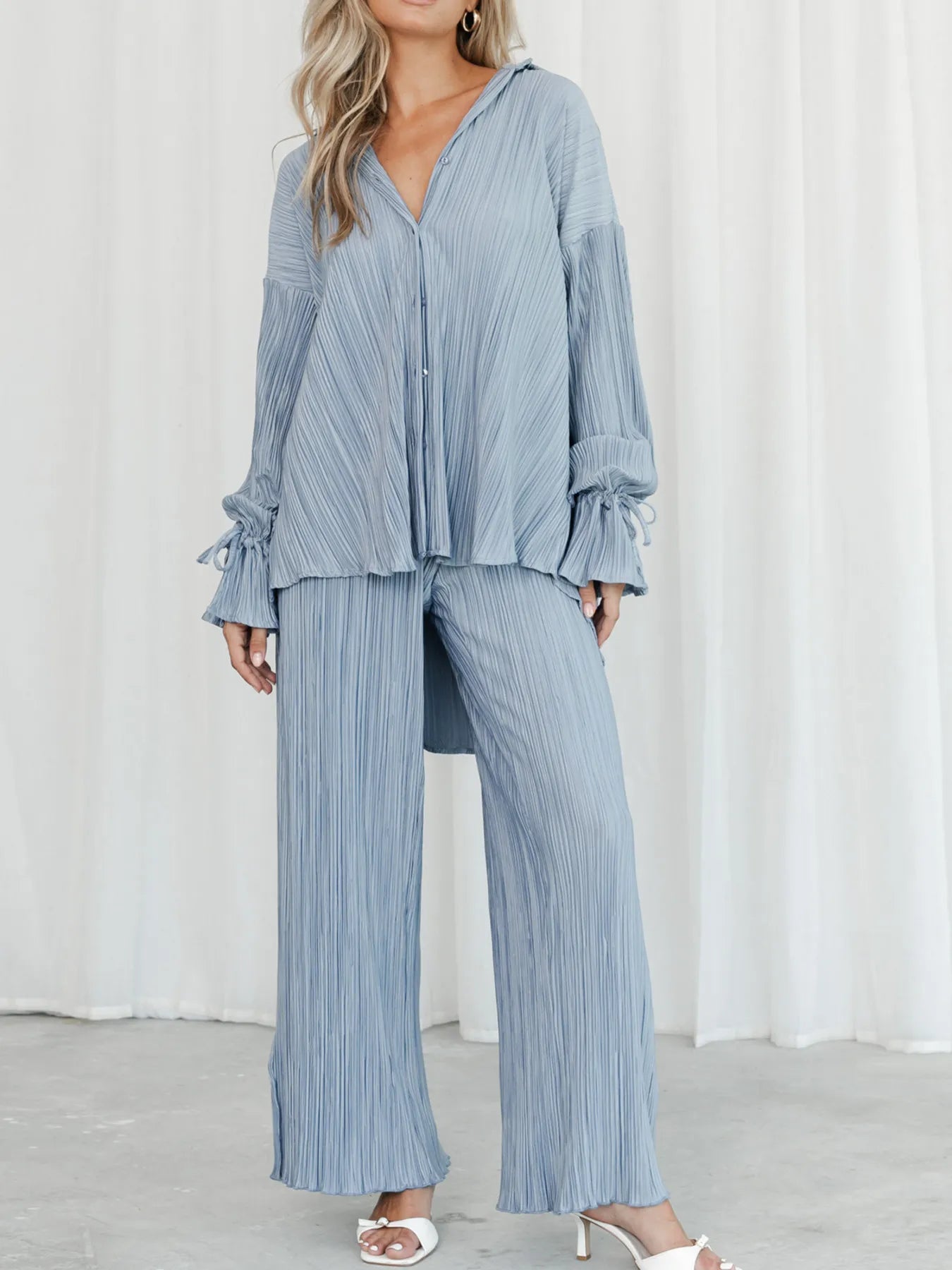 Minimalist black pleated button-up shirt and pants – Voguelle