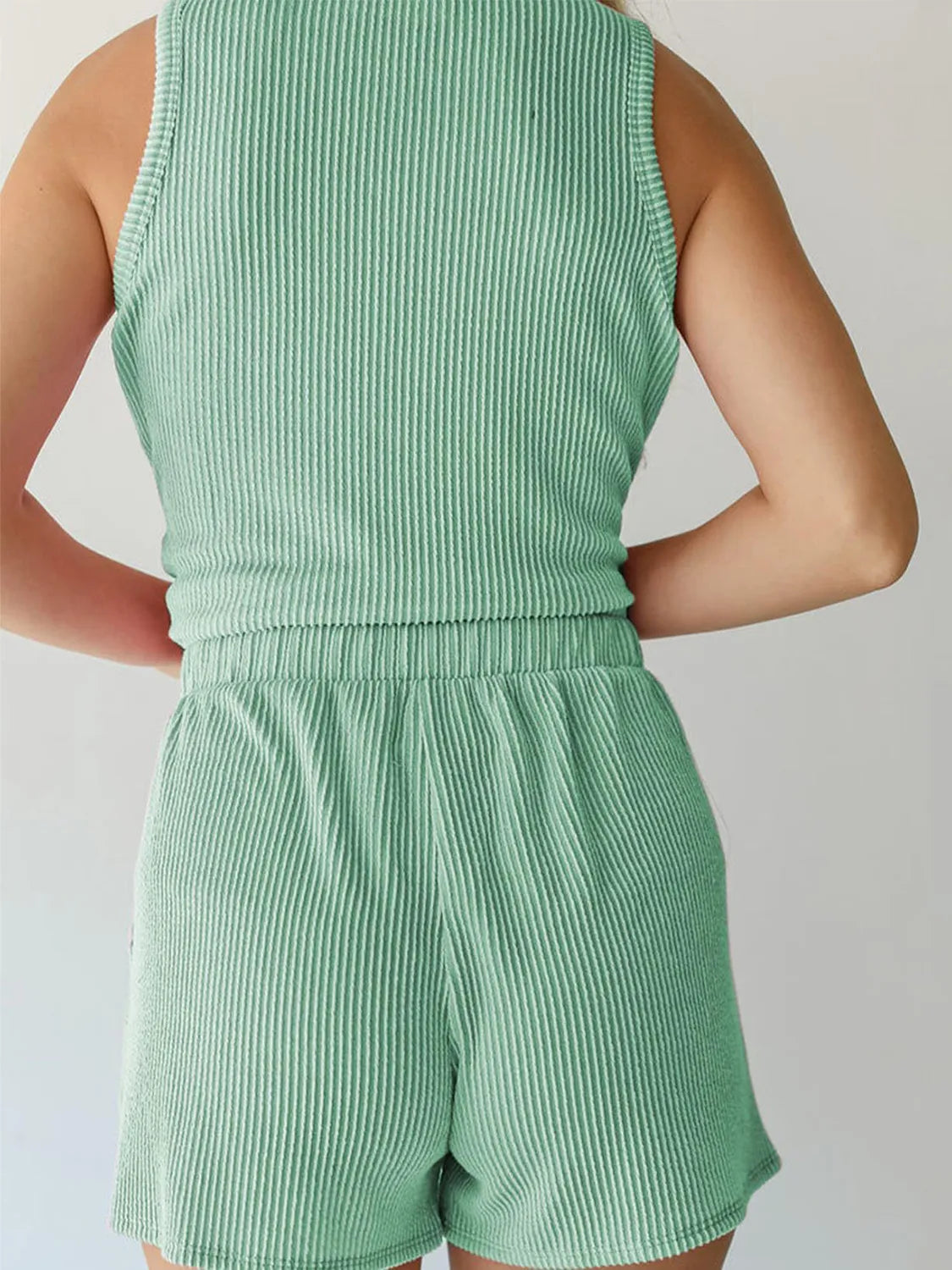 Stylish summer pink sleeveless top and shorts outfit – Voguelle