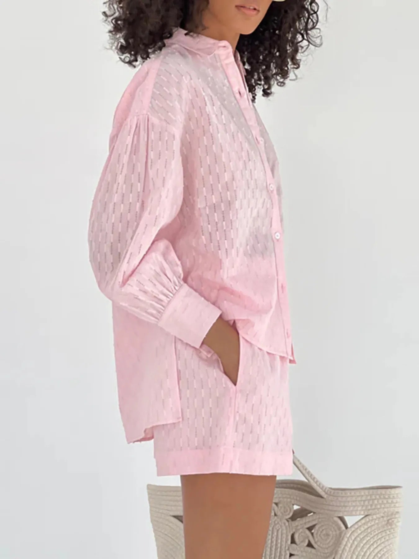 Relaxed chic look with textured button-up shirt and shorts – Voguelle