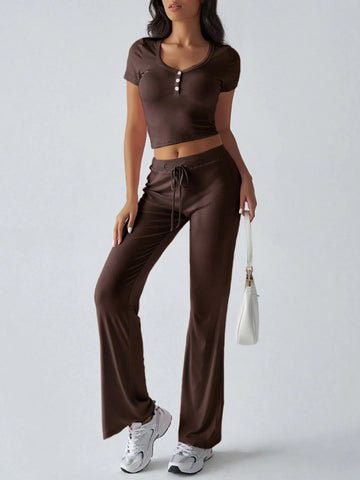 Ribbed pink crop top with short sleeves paired with flared pants – Voguelle