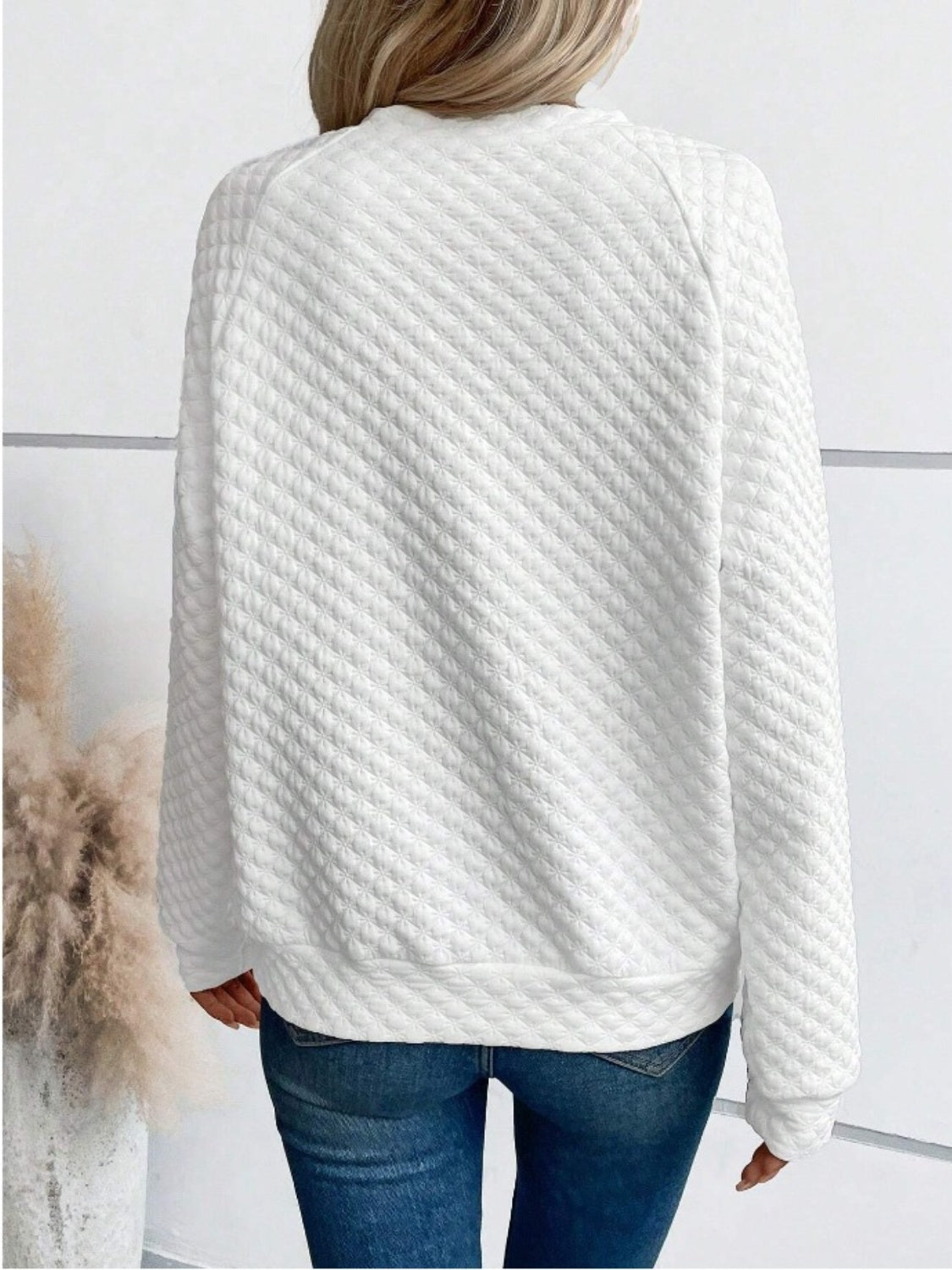 Side view notched long sleeve sweatshirt with textured fabric – Voguelle