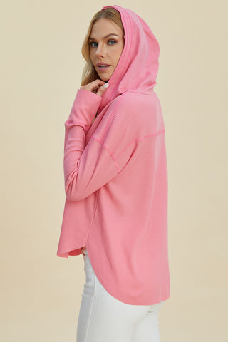 Pink lightweight hoodie paired with white pants – Voguelle