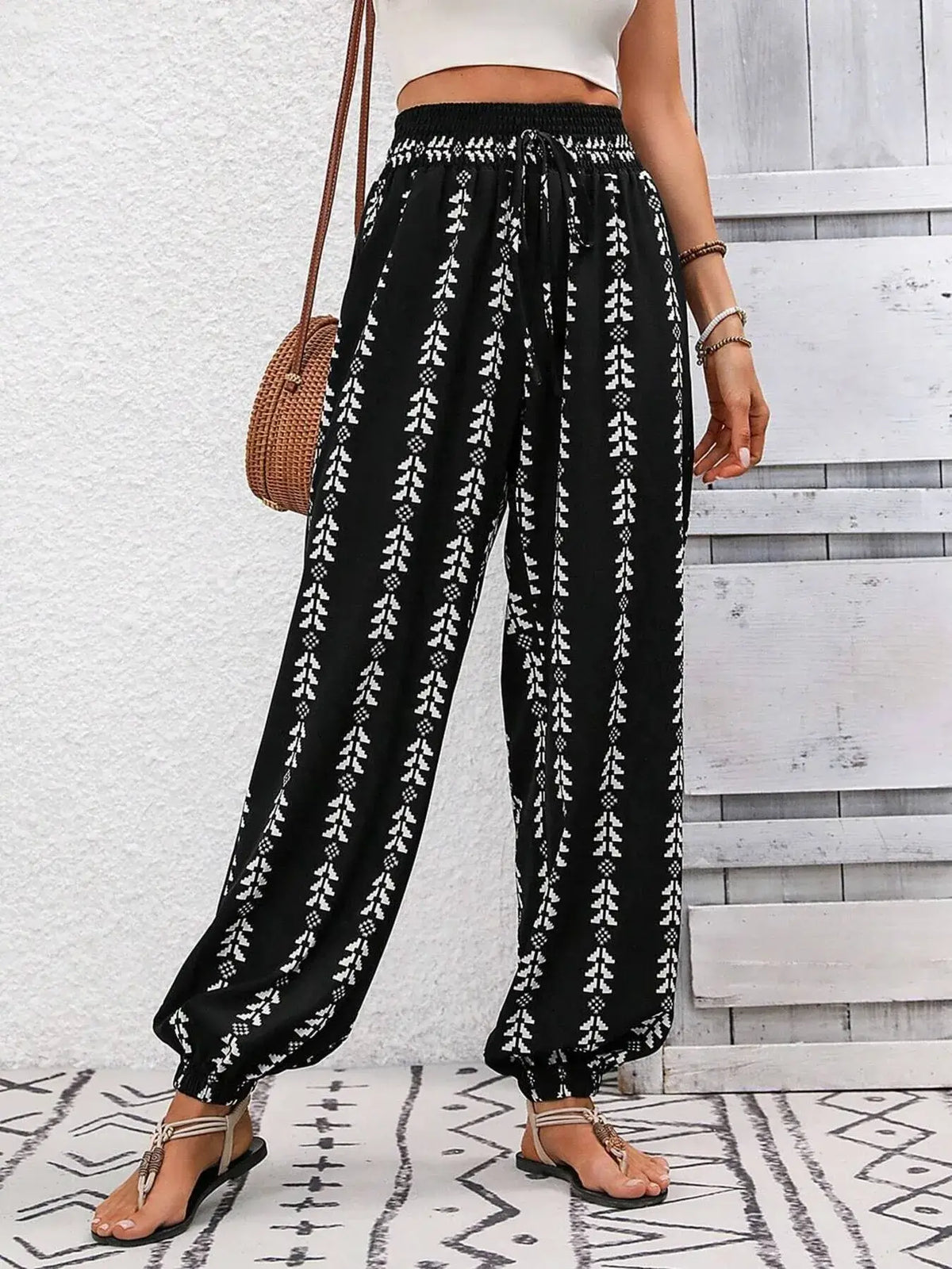 Relaxed fit detail of black printed wide leg pants – Voguelle