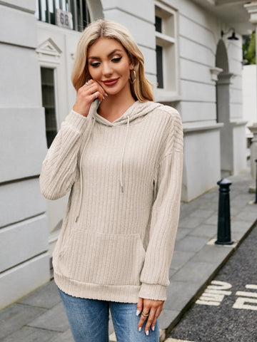 Casual street style look with beige ribbed hoodie and jeans – Voguelle