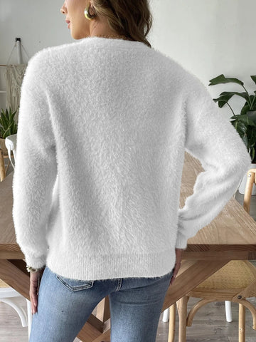 Back detail of white fuzzy knit cardigan – Voguelle