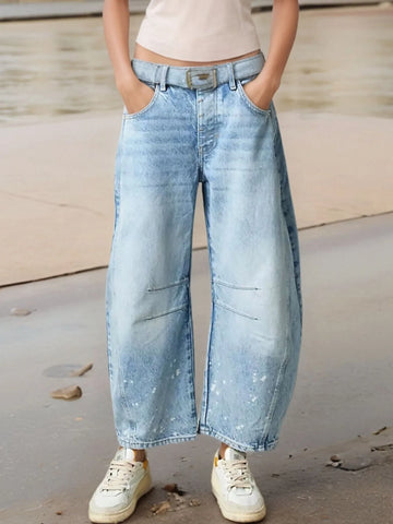 Front view of relaxed fit wide leg jeans in light blue wash – Voguelle